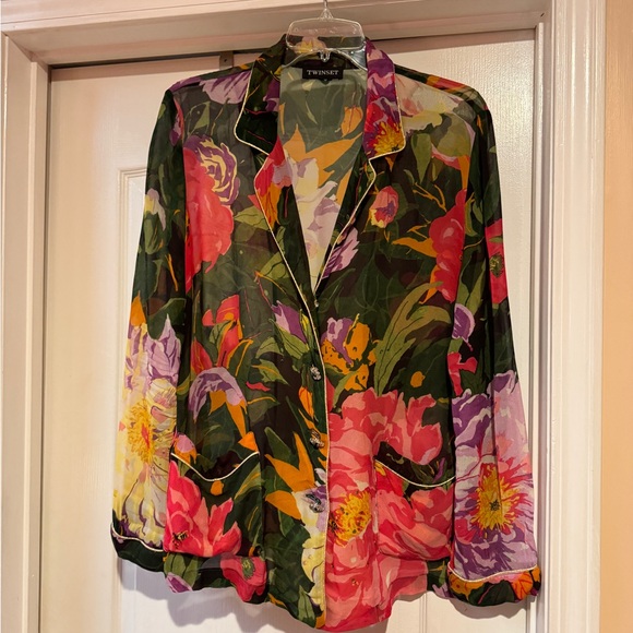 Floral collared button down blouse with flair! - Picture 1 of 5